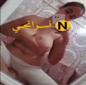 بنت صغيرة بزازة كبيرة ومربربة بتتصور لصحبها وتفرجو علي بزازها